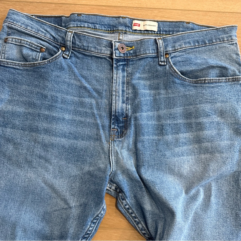 Wrangler Premium Quality Men's Jeans 38x32  Light-Medium Wash Blue Denim Comfort - Picture 4 of 15
